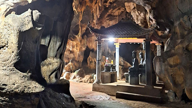 Der Buddah Schrein am Höhlenausgang mit den drei Buddah Statuen die die Vergangenheit, die Gegenwart und die Zukunft symbolisieren